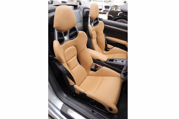 Nội thất chiếc siêu xe Porsche 911 Speedster đầu tiên đến khu vực hành chính đặc biệt của Trung Quốc có ghế ngồi bọc màu da bò, tựa đầu ghế ngồi của xe thêu logo hãng Porsche thay vì dòng chữ Speedster.