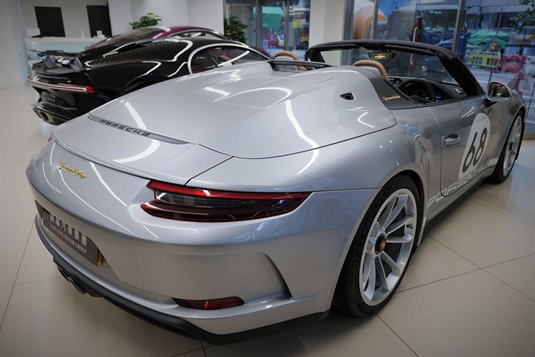 Porsche 911 Speedster đầu tiên đến Hồng Kông có giá bán từ 5,2 triệu đô la HKD, tương đương 15,6 tỷ đồng. Chiếc xe này sở hữu màu sơn bạc ở nửa thân sau và phần đầu xe có màu trắng. Chưa hết, xe còn có con số 68 ở nắp capô cũng như bên hông xe.