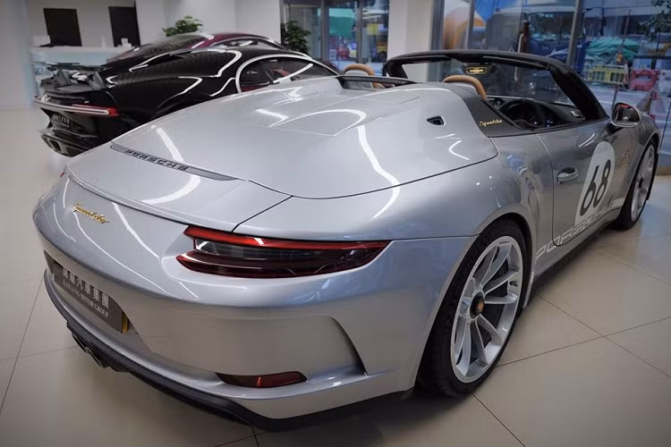 Porsche 911 Speedster đầu tiên đến Hồng Kông có giá bán từ 5,2 triệu đô la HKD, tương đương 15,6 tỷ đồng. Chiếc xe này sở hữu màu sơn bạc ở nửa thân sau và phần đầu xe có màu trắng. Chưa hết, xe còn có con số 68 ở nắp capô cũng như bên hông xe.