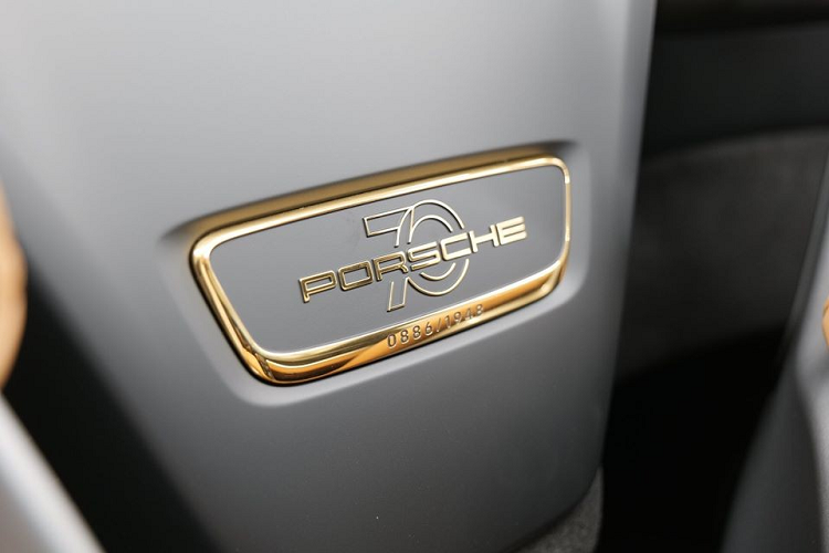 Sẽ chỉ có 11 chiếc siêu xe Porsche 911 Speedster đến Hồng Kông. Tất cả số xe này đều được đánh số thứ tự. Có thể thấy ở phần giữa hai ghế ngồi được đính bảng số với logo Porsche 70 cùng số thứ tự của chiếc xe là 886 trên tổng số 1948 xe Porsche 911 Speedster được sản xuất. Chi tiết này được mạ vàng 24k. 