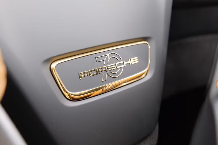 Sẽ chỉ có 11 chiếc siêu xe Porsche 911 Speedster đến Hồng Kông. Tất cả số xe này đều được đánh số thứ tự. Có thể thấy ở phần giữa hai ghế ngồi được đính bảng số với logo Porsche 70 cùng số thứ tự của chiếc xe là 886 trên tổng số 1948 xe Porsche 911 Speedster được sản xuất. Chi tiết này được mạ vàng 24k. 