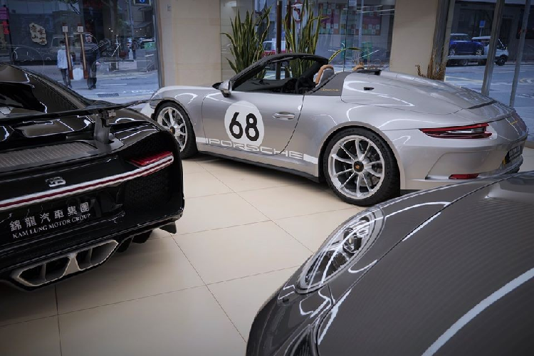 Gần đây, một đại lý siêu xe ở Hồng Kông đã chia sẻ hình ảnh một chiếc xe hàng hiếm Porsche 911 Speedster mới có mặt trong showroom của mình cùng với một chiếc Porsche 911 GT3 RS và đặc biệt là siêu xe Bugatti Chiron đầu tiên đến Hương Cảng.