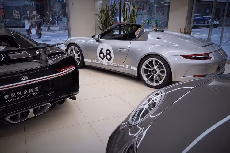 Gần đây, một đại lý siêu xe ở Hồng Kông đã chia sẻ hình ảnh một chiếc xe hàng hiếm Porsche 911 Speedster mới có mặt trong showroom của mình cùng với một chiếc Porsche 911 GT3 RS và đặc biệt là siêu xe Bugatti Chiron đầu tiên đến Hương Cảng.