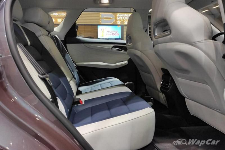 Xe được trang bị sẵn 2 màn hình LCD cho hệ thống giải trí và màn hình công-tơ-mét. Các phím bấm, cần số của xe được sắp xếp gọn gàng và mang tới cảm giác dễ chịu.