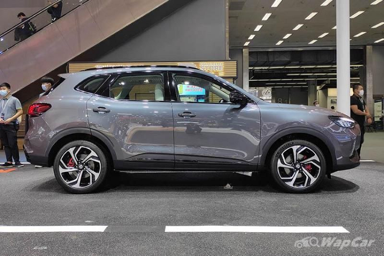 Mặt khác, phần thân và đuôi của MG Linghang hoàn toàn mới khá mềm mại và mang kiểu dáng tương đồng MG HS trước khi nâng cấp. Xe được trang bị bộ mâm 5 chấu phối 2 màu thể thao cùng cùm phanh sơn đỏ.