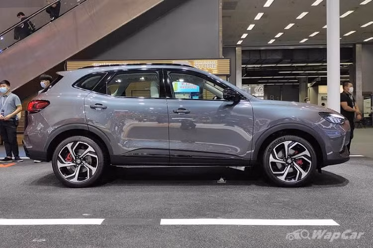 Mặt khác, phần thân và đuôi của MG Linghang hoàn toàn mới khá mềm mại và mang kiểu dáng tương đồng MG HS trước khi nâng cấp. Xe được trang bị bộ mâm 5 chấu phối 2 màu thể thao cùng cùm phanh sơn đỏ.