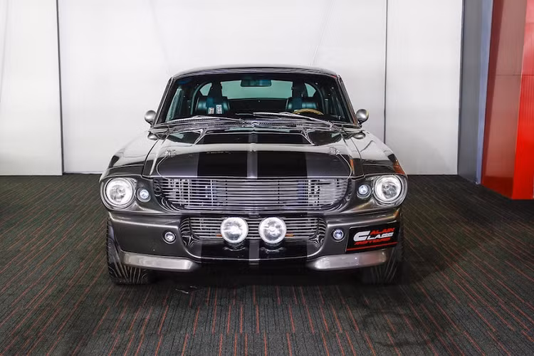 Được nâng cấp từ chiếc Ford Mustang Fastback 1967, chiếc xe sở hữu màu sơn ngoại thất đặc trưng Dupont Pepper Grey cùng gói ngoại thất được thiết kế bởi Steve Stanford. Sau đó, chiếc xe được Cinema Vehicle Services và Chip Foose điều chỉnh lại để đưa ra phiên bản cuối cùng, góp mặt trong bộ phim do tài tử Nicolas Cage đóng vai chính.