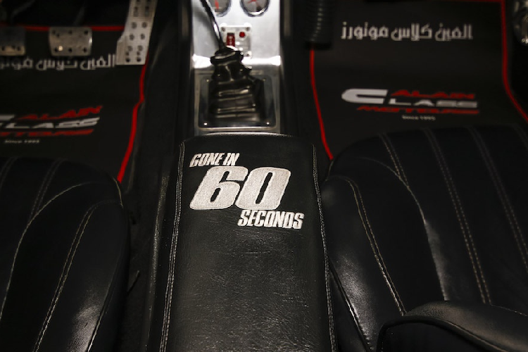 Khu vực taplo, tựa tay trung tâm cũng như bảng đồng hồ taplo được độ thêm logo "Gone in 60 Seconds Eleanor", đi kèm là chữ ký của Carroll Shelby. Đặc biệt, chiếc xe này có thêm nút kích hoạt hệ thống NOS, giúp tăng cường công suất thêm cho xe khi cần tăng tốc.