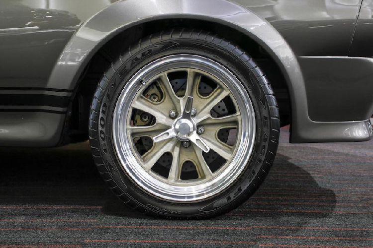 Một số nâng cấp ngoại thất nổi bật của chiếc xe bao gồm nắp capo với nhiều khe hút gió cỡ lớn cùng dây cố định, lưới tản nhiệt được loại bỏ logo Mustang, hệ thống đèn trợ sáng, bộ mâm đa chấu kích thước 17 inch đặc trưng, hệ thống ống xả nằm về 2 bên thân xe, cụm đèn hậu kích thước lớn… Xe còn sở hữu bộ tem thể thao màu đen kéo dài từ đầu xe đến tận đuôi.