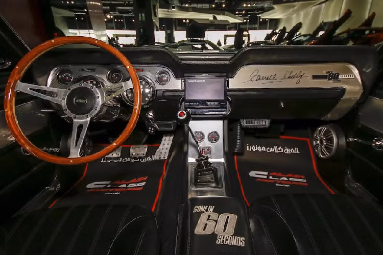 Nội thất của xe được nâng cấp với vô lăng ốp gỗ, bàn đạp ga, côn và phanh bằng nhôm, cần số của thương hiệu Hurst đi kèm nút bấm “Go Baby Go”. Đặc biệt, khu vực taplo của xe được nâng cấp với màn hình giải trí trung tâm đến từ thương hiệu Pioneer.