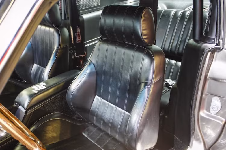 Ghế trên xe sử dụng chất liệu da thật màu đen. Ngoài ra, xe vẫn có thêm 2 ghế sau với không gian khá hạn chế. Đặc biệt, hãng độ còn nâng cấp chiếc xe với bộ dây đai an toàn 6 điểm của thương hiệu G-Force.