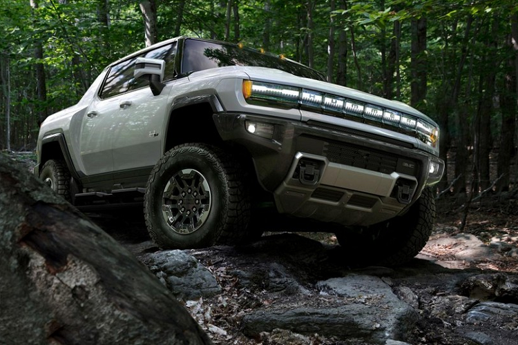 3 mô-tơ điện kể trên có sự hỗ trợ của cụm pin Ultium, cho phép xe hoàn thành quãng đường 563 km sau khi được sạc đầy. Với bộ sạc 350 kW, người dùng chỉ cần chờ 10 phút là có thể dùng GMC Hummer EV 2022 để đi tiếp quãng đường 161 km. Đặc biệt, GMC Hummer EV 2022 còn có hệ dẫn động 4 bánh với tính năng "đi ngang như cua" CrabWalk. Chế độ này cho phép bánh trước và bánh sau của xe xoay theo góc giống nhau ở tốc độ chậm. Nhờ đó, mẫu xe bán tải này có thể di chuyển theo phương ngang như những con cua để dễ xoay xở khi gặp địa hình khó. 