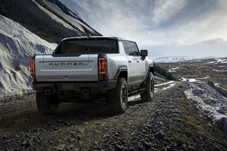 Đến mùa thu năm 2023, GMC Hummer EV sẽ được bổ sung bản 2X với giá rẻ hơn là 89.995 USD. Phiên bản này chỉ có 2 mô-tơ điện với công suất tối đa 625 mã lực và mô-men xoắn cực đại 10.033 Nm. Dù vậy, xe vẫn có thể hoàn thành quãng đường hơn 483 km sau mỗi lần sạc.