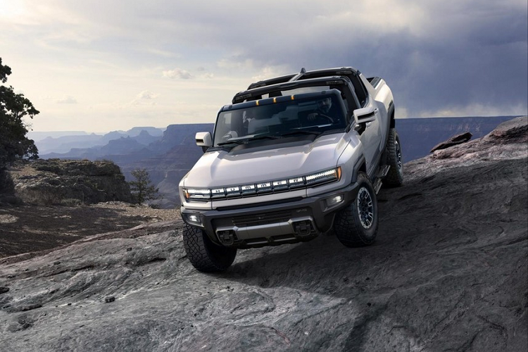 Vào mùa xuân năm 2024, đến lượt bản tiêu chuẩn của GMC Hummer EV trình làng với giá 79.995 USD. Bản này sẽ dùng 2 mô-tơ điện với phạm vi hoạt động giảm xuống còn 402 km. Dự kiến, GMC Hummer EV 2022 sẽ được lắp ráp tại nhà máy Factory Zero ở Detroit, bang Michigan, Mỹ, và bán ra vào năm sau. Hiện GMC đã nhận đặt cọc của khách hàng muốn mua mẫu siêu bán tải này.