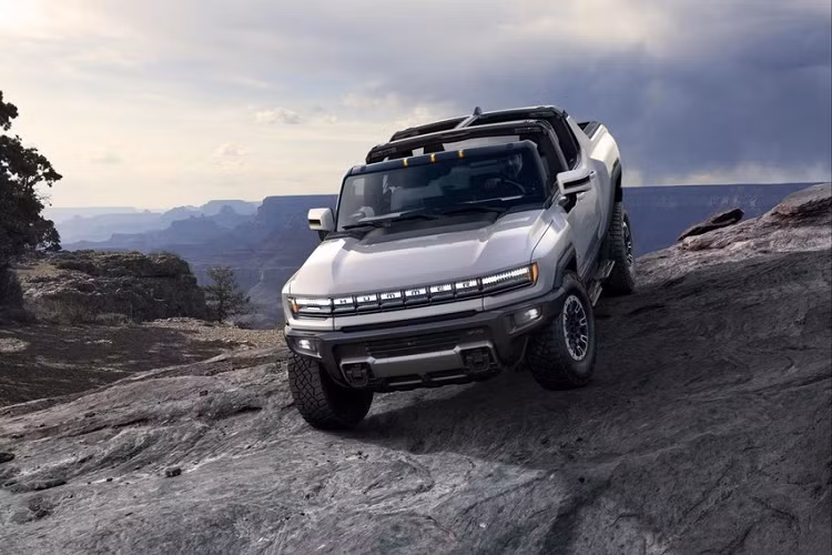 Vào mùa xuân năm 2024, đến lượt bản tiêu chuẩn của GMC Hummer EV trình làng với giá 79.995 USD. Bản này sẽ dùng 2 mô-tơ điện với phạm vi hoạt động giảm xuống còn 402 km. Dự kiến, GMC Hummer EV 2022 sẽ được lắp ráp tại nhà máy Factory Zero ở Detroit, bang Michigan, Mỹ, và bán ra vào năm sau. Hiện GMC đã nhận đặt cọc của khách hàng muốn mua mẫu siêu bán tải này.