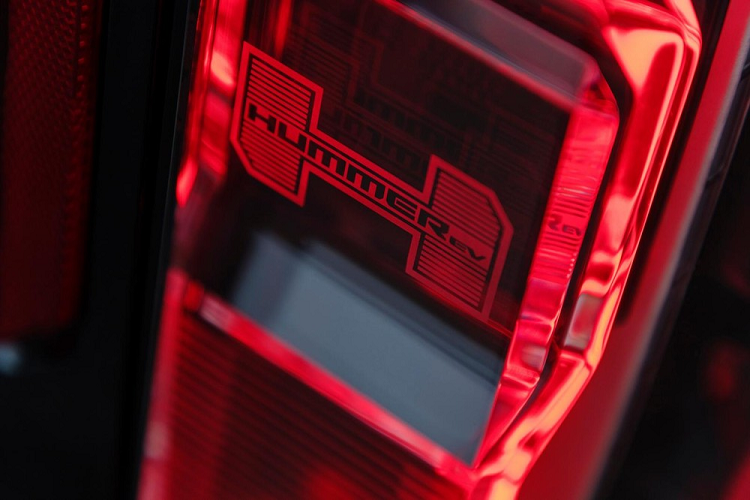 Vào mùa thu năm 2022, giá xe GMC Hummer EV 3X khi tung ra thị trường với mức 99.995 USD. Phiên bản này vẫn có 3 mô-tơ điện nhưng công suất tối đa giảm xuống còn 800 mã lực và mô-men xoắn cực đại chỉ 12.880 Nm. Phạm vi hoạt động của xe cũng giảm xuống còn 483 km.