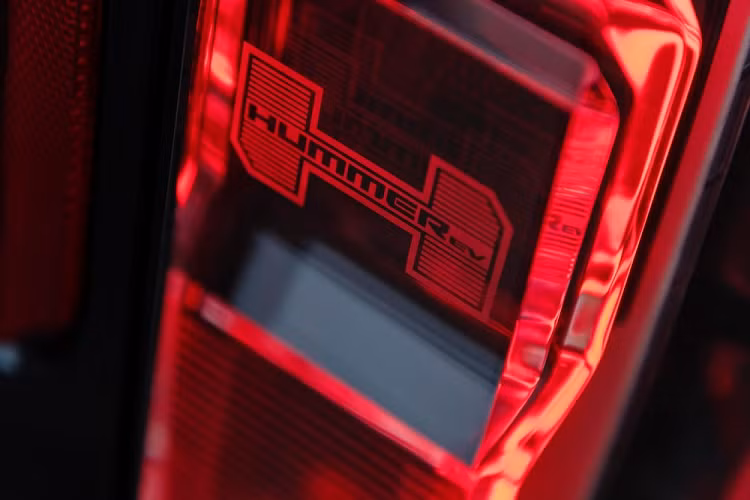 Vào mùa thu năm 2022, giá xe GMC Hummer EV 3X khi tung ra thị trường với mức 99.995 USD. Phiên bản này vẫn có 3 mô-tơ điện nhưng công suất tối đa giảm xuống còn 800 mã lực và mô-men xoắn cực đại chỉ 12.880 Nm. Phạm vi hoạt động của xe cũng giảm xuống còn 483 km.