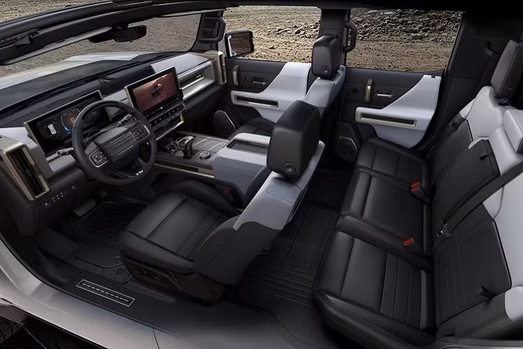 Phần nóc tháo ra được thiết kế trong suốt và có thể nhét vào cốp sau. Kính lái của GMC Hummer EV 2022 không thể gập xuống như Jeep Gladiator nhưng cửa sau lại có thể hạ thấp bằng hệ thống chỉnh điện. Đằng sau, GMC Hummer EV 2022 được trang bị đèn hậu LED, cản sau rắn rỏi và cửa thùng sau MultiPro có thể mở theo 6 cách khác nhau. Thùng sau ngắn của xe còn đi kèm nắp che chỉnh điện. 