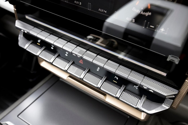 Bên trong GMC Hummer EV 2022 là không gian nội thất hiện đại với bảng đồng hồ kỹ thuật số đi kèm màn hình 12,3 inch và màn hình thông tin giải trí 13,4 inch. Trong đó, màn hình thông tin giải trí giúp người dùng dễ truy cập hệ thống quan sát UltraVision với 18 góc quay camera khác nhau. Hệ thống này còn cho phép người lái quan sát bên dưới gầm xe để tránh chướng ngại vật, công nghệ tương tự của Jaguar Land Rover. 