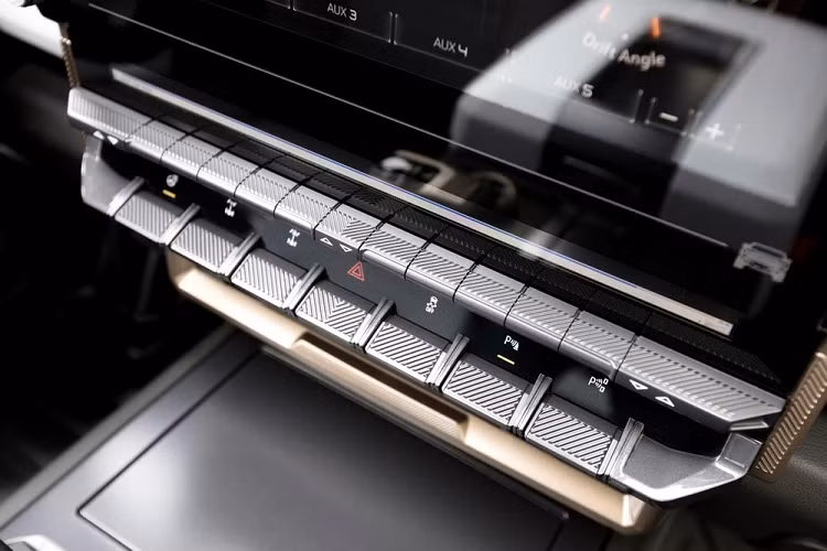 Bên trong GMC Hummer EV 2022 là không gian nội thất hiện đại với bảng đồng hồ kỹ thuật số đi kèm màn hình 12,3 inch và màn hình thông tin giải trí 13,4 inch. Trong đó, màn hình thông tin giải trí giúp người dùng dễ truy cập hệ thống quan sát UltraVision với 18 góc quay camera khác nhau. Hệ thống này còn cho phép người lái quan sát bên dưới gầm xe để tránh chướng ngại vật, công nghệ tương tự của Jaguar Land Rover. 