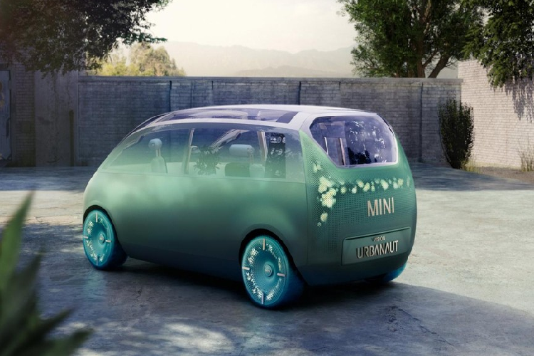 MINI nói rằng chế độ Chill “mời bạn nghỉ xả hơi và tạm dừng lại ở đây đó” bởi “chiếc xe trở thành một thiên đường để bạn có thể lui về thư giãn – hoặc hết sức tập trung làm việc – trong hành trình”. Chế độ Vide được thiết kế cho việc tiệc tùng, trong khi chế độ Wanderlust là để khi đang được lái đi. Thương hiệu Anh Quốc cũng có hình dung những chế độ MINI Moments khác ví như một chế độ tùy chỉnh cho người dùng.