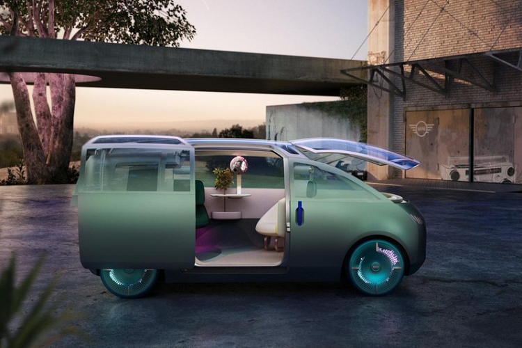 Không gian nội thất xe có một khu vực gọi là “Góc ấm cúng” với ghế sau dài phong cách và hệ thống đèn sáng lặp hình vô tận. Thậm chí nó còn có cả bàn và chậu cây, khiến MINI Vision Urbanaut mới có cảm giác như một phòng khách hơn là một chiếc ô tô. Hướng thiết kế độc đáo này hiển hiện ở mọi chỗ bởi mọi nút bấm và công tắc truyền thống đều bị loại bỏ. Trong mẫu concept còn có một màn hình tròn đặt ở vị trí trung tâm, nơi mọi hành khách gặp gỡ nhau.