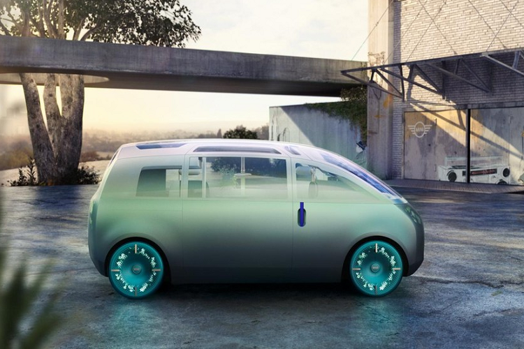 Một khi cửa xe được mở, nó hé lộ một không gian nội thất 4 ghế ngồi với các ghế phía trước có thể xoay đối mặt phía sau. Không chỉ có vậy, chiếc xe cũng ẩn chứa những tính năng đặc biệt khi đỗ. Cụ thể, mặt táp lô có thể hạ thấp, và ghế của người lái có thể biến hình thành một chiếc giường thoải mái. Kính chắn gió cũng có thể mở lên để “tạo thành một ban công”