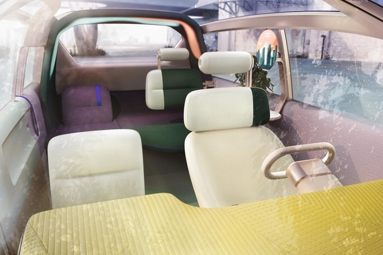 Ở bên ngoài, Vision Urbanaut cho thấy một khuôn mặt mới của MINI khi nó có đèn pha “giấu kín” mà chỉ hiện ra khi được bật lên. Không chỉ có vậy, chúng còn có thể hiện thị đồ họa đa màu sắc để giao tiếp với thế giới bên ngoài. Bởi Vision Urbanaut là một mẫu concept xe điện thuần túy, nó sử dụng một lưới tản nhiệt khép kín mà đóng vai trò một “tấm bảng thông minh cho khả năng tự lái”. Mẫu concept này cũng có phần nóc và cửa sổ phối hợp hình thành một nhà kính đặc thù, hệ thống đèn hậu phong cách và mờ dần về góc xa.