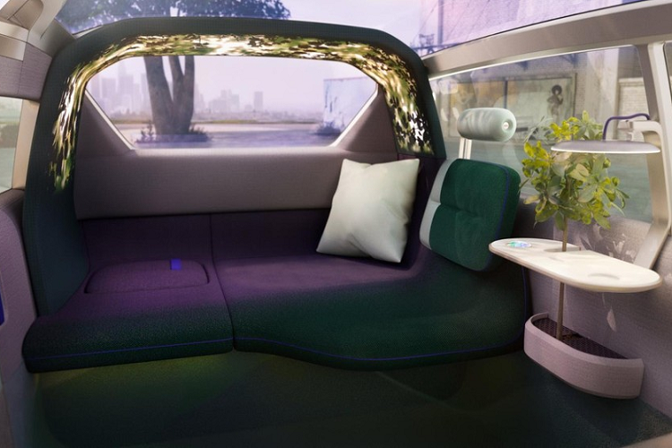 Các nhà thiết kế còn tạo nên “bánh xe kiểu ván trượt phát sáng” mà có thể thay đổi diện mạo theo từng chế độ MINI Moments. Một điểm nhấn thú vị khác là những tấm bùa trang trí có tác dụng nhắc nhở hành khách những nơi họ đã đi qua hoặc sự kiện đã tham dự. Nhằm thêm lần nhấn mạnh yếu tố thân thiện môi trường, Vision Urbanaut loại bỏ da và crôm để đến với các chất liệu bền vững hơn. Kết quả, vô lăng và sàn xe có sự hiện diện của chất liệu dệt kim và gỗ xốp.