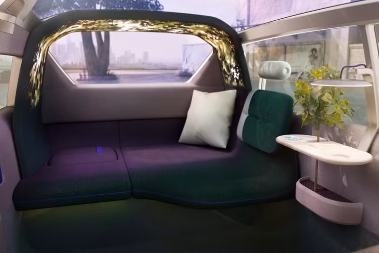 Các nhà thiết kế còn tạo nên “bánh xe kiểu ván trượt phát sáng” mà có thể thay đổi diện mạo theo từng chế độ MINI Moments. Một điểm nhấn thú vị khác là những tấm bùa trang trí có tác dụng nhắc nhở hành khách những nơi họ đã đi qua hoặc sự kiện đã tham dự. Nhằm thêm lần nhấn mạnh yếu tố thân thiện môi trường, Vision Urbanaut loại bỏ da và crôm để đến với các chất liệu bền vững hơn. Kết quả, vô lăng và sàn xe có sự hiện diện của chất liệu dệt kim và gỗ xốp.