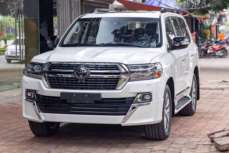 Đặc biệt, chiếc SUV cỡ lớn này còn có hệ thống an toàn cao cấp Toyota Safety Sense, do đó mức giá xe cao hơn bản chính hãng. Hiện tại, đại lý tư nhân chào giá xe Toyota Land Cruiser VXS Executive Lounge 2021 với mức lên đến gần 7 tỷ đồng.