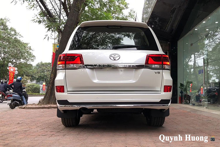 Không giống như những chiếc xe chính hãng thiếu khá nhiều option thì, phiên bản Toyota Land Cruiser VXS Executive Lounge 2021 mới về Việt Nam lại sở hữu nhiều trang bị tiện nghi. Đặc biệt, những công nghệ an toàn của mẫu SUV này còn khiến nhiều mẫu xe sang phải "thèm thuồng".