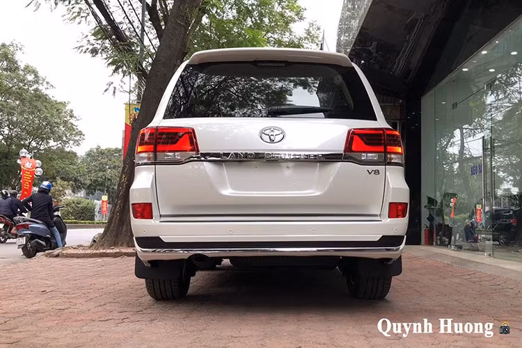 Không giống như những chiếc xe chính hãng thiếu khá nhiều option thì, phiên bản Toyota Land Cruiser VXS Executive Lounge 2021 mới về Việt Nam lại sở hữu nhiều trang bị tiện nghi. Đặc biệt, những công nghệ an toàn của mẫu SUV này còn khiến nhiều mẫu xe sang phải "thèm thuồng".