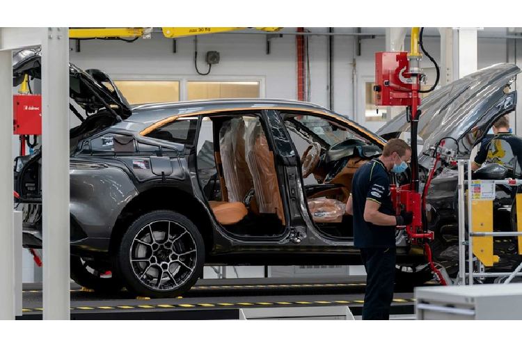 Những chiếc DBX đầu tiên sẽ tới tay khách hàng châu Âu vào cuối tháng này. Sau đó dòng SUV của Aston Martin sẽ được bán ra tại thị trường Mỹ.