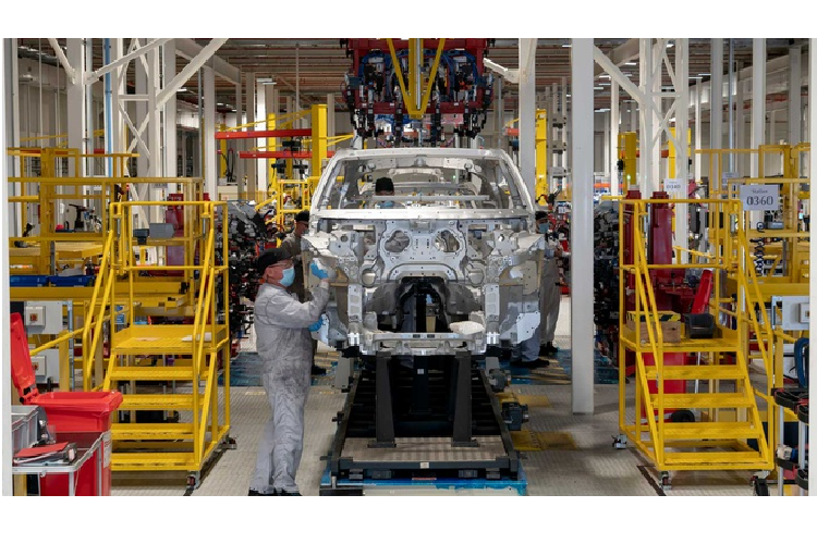 Sau khi được cấp thêm 663 triệu USD tiền mặt từ tập đoàn dẫn đầu bởi ông trùm F1 Lawrence Stroll, hãng xe Anh quốc quyết định tập trung tất cả cho dòng xe Aston Martin DBX 2021 mới - mẫu SUV đầu tiên của hãng xe đến từ Anh quốc này.