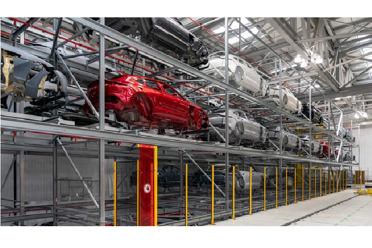 Lô SUV DBX đầu tiên sẽ chỉ có bản động cơ V8, sau đó sẽ là sự xuất hiện của các tùy chọn động cơ V6 hybrid và V12 AMR.