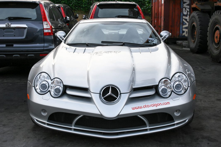 Giống với cái tên “mũi tên bạc”, chiếc Mercedes-Benz SLR McLaren hàng hiếm khoác lên mình lớp sơn bạc sáng bóng, lớp sơn không chỉ tô điểm cho những đường nét thiết kế của xe mà còn đem đến một vẻ đẹp theo thời gian cho mẫu xe đến nay đã hơn 12 năm tuổi.