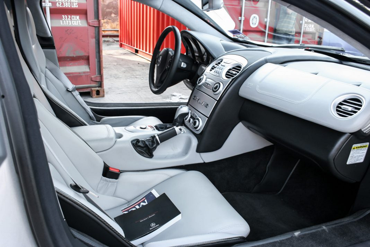 Mercedes-Benz SLR McLaren tại Việt Nam được trang bị khoang động cơ đặt trước, vì vậy mà các kĩ sư thiết kế đã quyết định chế tạo nắp ca-pô ấn tượng ôm trọn cụm đèn pha, bên cạnh đó là các đường gân dập nổi đầy mạnh mẽ. Đặt sát với kính lái là các khe gió tản nhiệt cho khối động cơ bên trong, khác với nắp ca-pô thông thường, SLR McLaren được trang bị nắp ca-pô mở ngược khá thú vị.