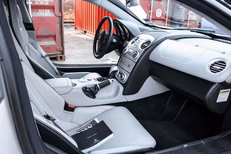 Mercedes-Benz SLR McLaren tại Việt Nam được trang bị khoang động cơ đặt trước, vì vậy mà các kĩ sư thiết kế đã quyết định chế tạo nắp ca-pô ấn tượng ôm trọn cụm đèn pha, bên cạnh đó là các đường gân dập nổi đầy mạnh mẽ. Đặt sát với kính lái là các khe gió tản nhiệt cho khối động cơ bên trong, khác với nắp ca-pô thông thường, SLR McLaren được trang bị nắp ca-pô mở ngược khá thú vị.