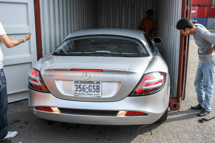 Vào năm 2014, chiếc SLR McLaren được vận chuyển ra Hà Nội và bàn giao cho một doanh nhân chơi xe khá kín tiếng. Mặc dù được mang về nước từ năm 2008, số lần mẫu xe này được chủ nhân cho ra phố vẫn còn rất “khiêm tốn”, vì vậy mà những ai đam mê siêu xe tại Việt Nam rất khó có cơ hội để chiêm ngưỡng “mũi tên bạc” trên đường phố.