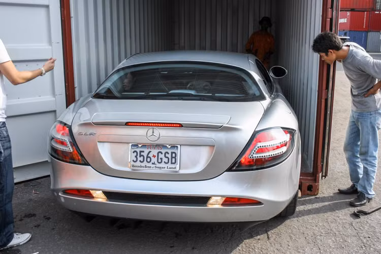 Vào năm 2014, chiếc SLR McLaren được vận chuyển ra Hà Nội và bàn giao cho một doanh nhân chơi xe khá kín tiếng. Mặc dù được mang về nước từ năm 2008, số lần mẫu xe này được chủ nhân cho ra phố vẫn còn rất “khiêm tốn”, vì vậy mà những ai đam mê siêu xe tại Việt Nam rất khó có cơ hội để chiêm ngưỡng “mũi tên bạc” trên đường phố.