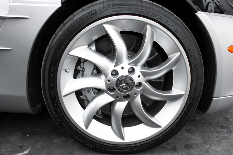 Cụm đèn pha kép chính là điểm nhấn cho phần đầu xe, cụm đèn sương mù đặt ngang với các hốc gió phía dưới. Xuất hiện ở vị trí trung tâm là logo Mercedes-Benz cỡ lớn được làm bằng kim loại, các đèn xi-nhan nằm hai bên hông xe là những trang bị bắt buộc trên các mẫu xe được bán ra tại thị trường Mỹ.