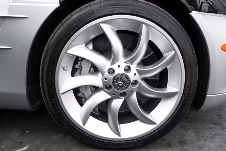 Cụm đèn pha kép chính là điểm nhấn cho phần đầu xe, cụm đèn sương mù đặt ngang với các hốc gió phía dưới. Xuất hiện ở vị trí trung tâm là logo Mercedes-Benz cỡ lớn được làm bằng kim loại, các đèn xi-nhan nằm hai bên hông xe là những trang bị bắt buộc trên các mẫu xe được bán ra tại thị trường Mỹ.