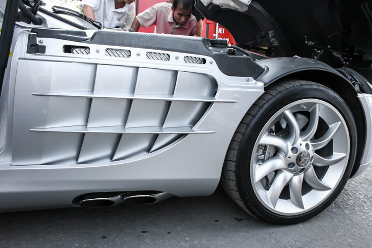 Cản trước của xe được vuốt nhọn như một mũi tên, nét thiết kế đầy táo bạo được pha trộn hài hòa nhằm đảm bảo tính khí động học trên một mẫu xe McLaren nhưng vẫn mang trên mình sự sang trọng của thương hiệu xe hơi lâu đời nhất thế giới.