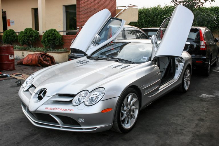 Ngày 10/7/2008, siêu xe Mercedes-Benz SLR McLaren chính thức được khui công tại Hải Phòng, đánh dấu sự xuất hiện của một “tượng đài” trong làng xe Việt. Vào thời điểm 12 năm trước, những bức ảnh về mẫu xe với chiếc cửa cánh bướm đã tạo nên một cơn sốt thực sự, góp phần hình thành nên phong trào chơi siêu xe và xe siêu sang tại nước ta.