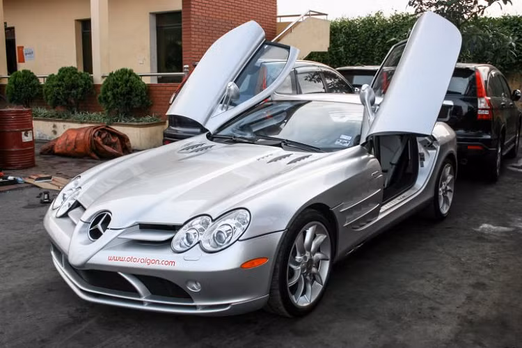 Ngày 10/7/2008, siêu xe Mercedes-Benz SLR McLaren chính thức được khui công tại Hải Phòng, đánh dấu sự xuất hiện của một “tượng đài” trong làng xe Việt. Vào thời điểm 12 năm trước, những bức ảnh về mẫu xe với chiếc cửa cánh bướm đã tạo nên một cơn sốt thực sự, góp phần hình thành nên phong trào chơi siêu xe và xe siêu sang tại nước ta.