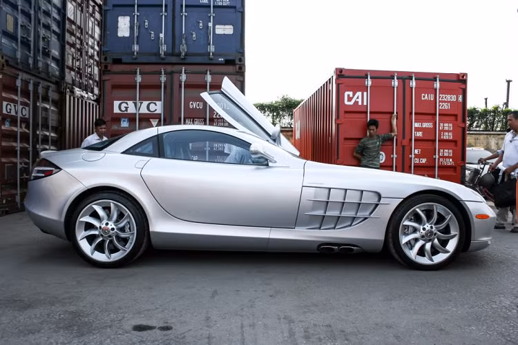 Khoang nội thất trên xe được phối màu tinh tế, mang đậm dấu ấn sang trọng từ Mercedes-Benz. Ghế ngồi trên xe được bọc da cao cấp, đồng màu với bảng táp-lô và bệ tì tay, ghế ngồi thể thao trên xe có phần khung cấu tạo từ sợi carbon siêu nhẹ.