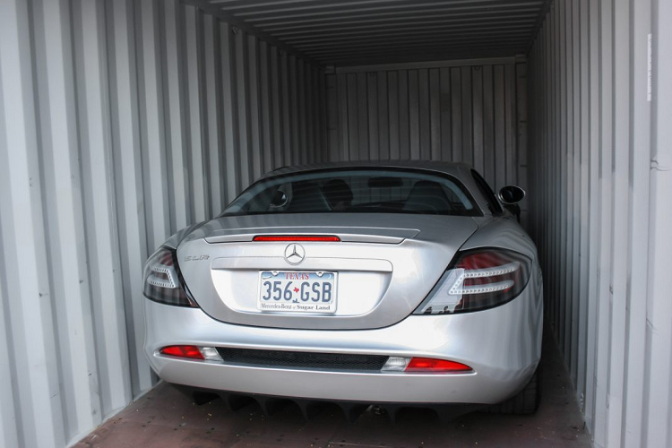 Cập bến Việt Nam chỉ sau chiếc Lamborghini Gallardo 1 năm, Mercedes SLR McLaren được xem là mẫu siêu xe “khủng” nhất nước ta lúc bấy giờ, không chỉ sở hữu thiết kế mang đậm dấu ấn khí động học của McLaren, giá bán của mẫu xe này được xếp vào hàng đắt nhất tại Việt Nam năm 2008.