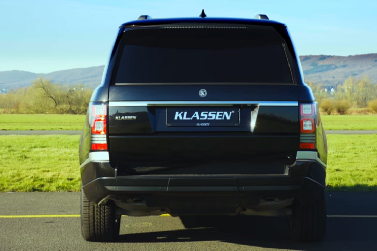 Phía sau của Klassen Range Rover Autobiography cũng được làm mới lại, tuy nhiên nó cũng không khác nhiều so với những chiếc SUV hạng sang Range Rover Autobiography nguyên bản.