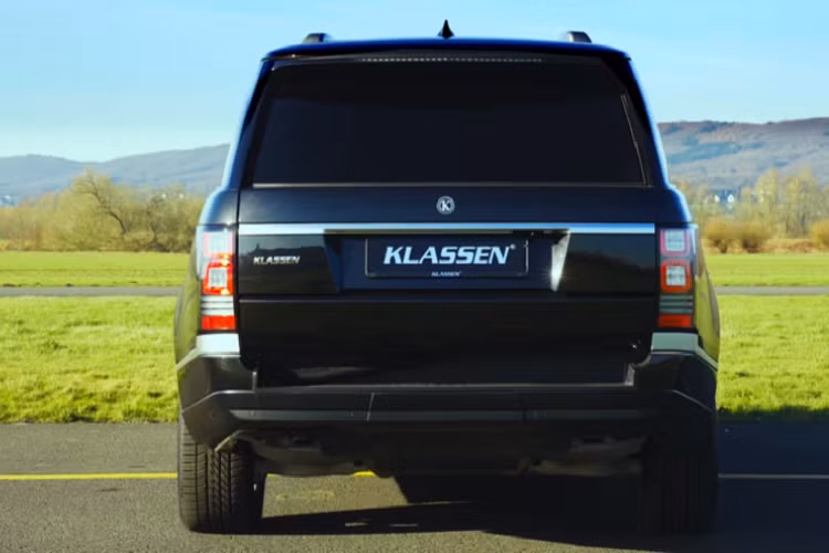 Phía sau của Klassen Range Rover Autobiography cũng được làm mới lại, tuy nhiên nó cũng không khác nhiều so với những chiếc SUV hạng sang Range Rover Autobiography nguyên bản.